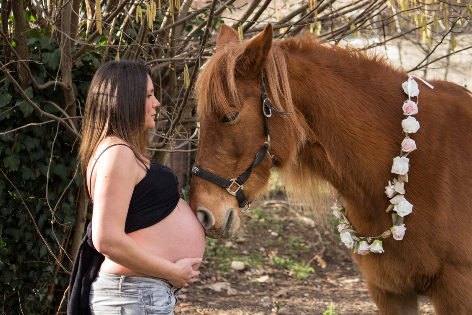 bébé allongé sur un textile blanc